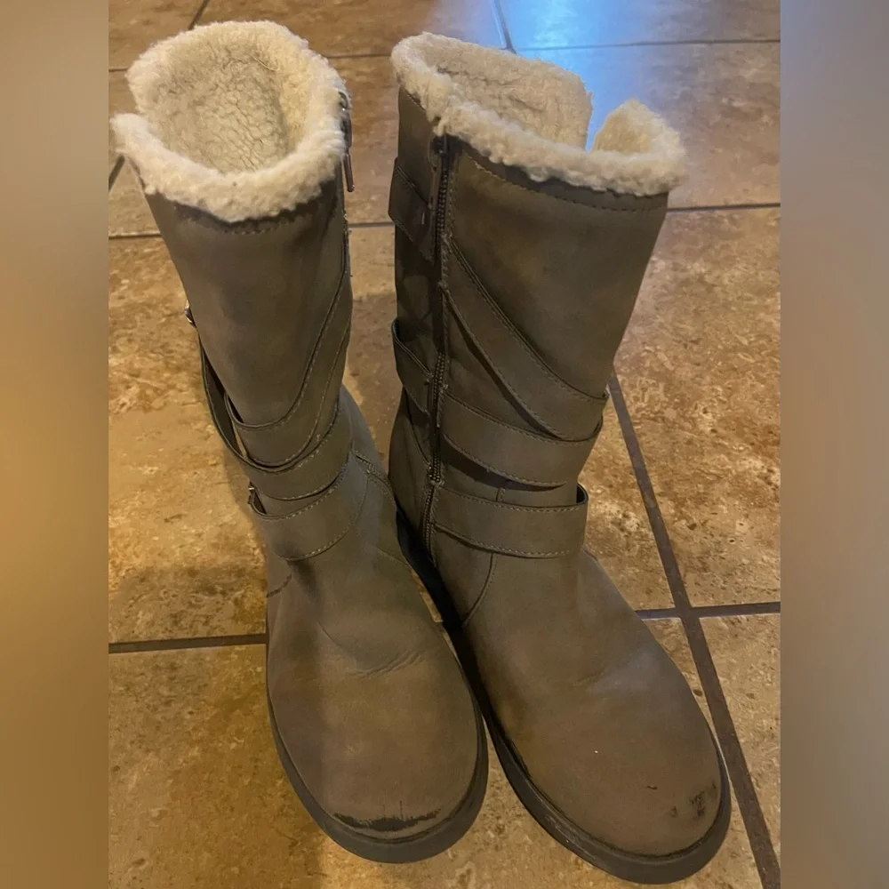 Girls Justice Boots barely worn, very sturdy, and warm size Y5